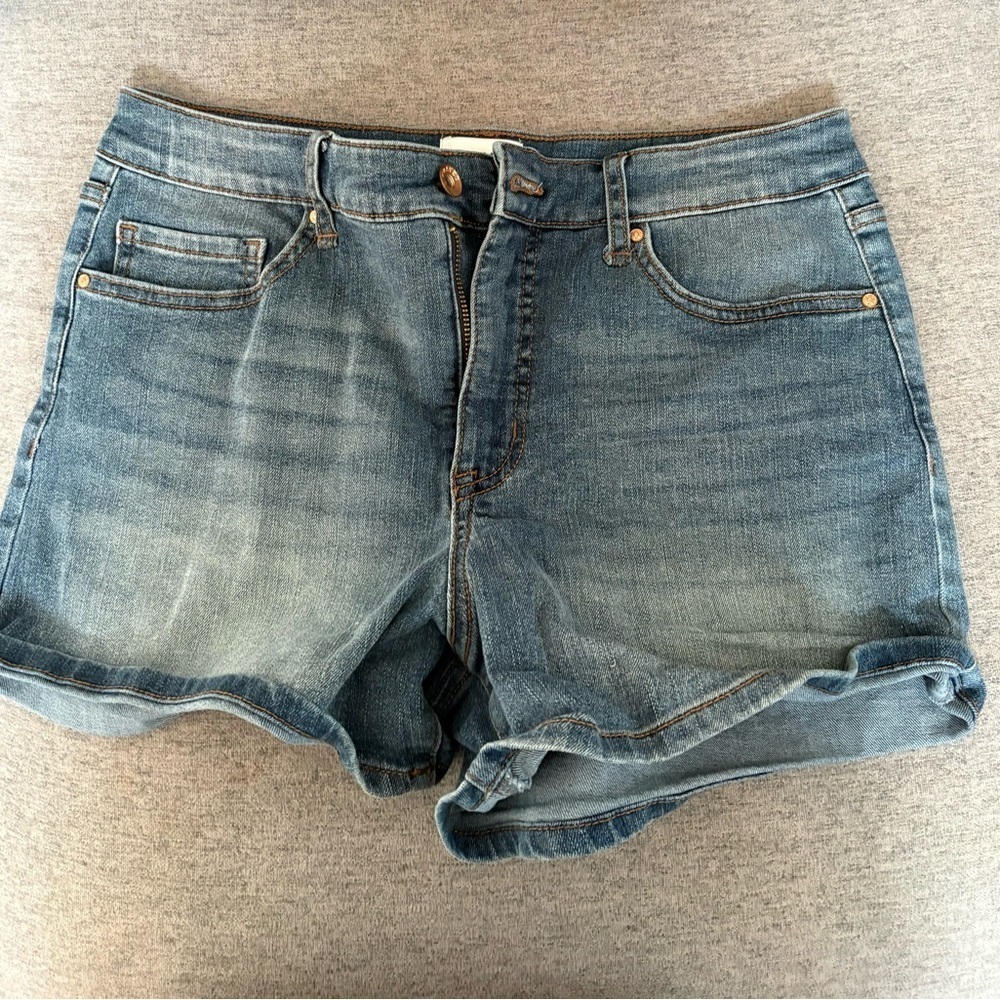 Frayed London denim shorts size 8 (29)